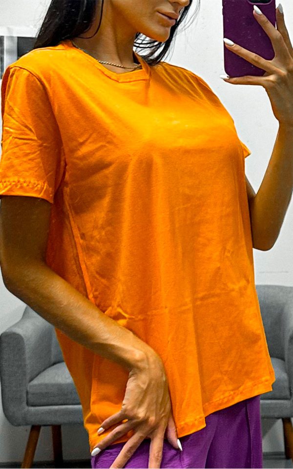 T-shirt feminina 100% Algodão Oversized Básica Lisa Laranja, é a peça perfeita para um look estiloso, gringo, diferente, jovem, in, versátil, trend, combina com jeans, alfaiataria, perfeito para o dia a dia e despojado para usar à noite.