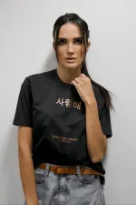 T-shirt feminina 100% Algodão Estampa TE AMO EM MANDARIM, FOIL BRONZE EM TODAS AS VARIAÇÕES, é a peça perfeita para um look estiloso, gringo, diferente, motivacional, jovem, in, versátil, trend, combina com jeans, alfaiataria, perfeito para o dia a dia e despojado para usar à noite.