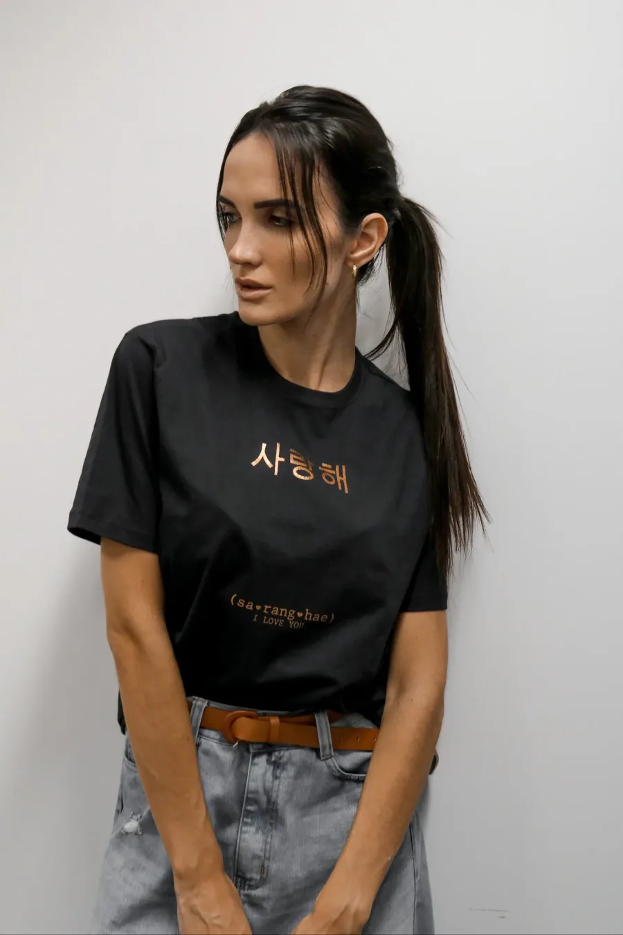 T-shirt feminina 100% Algodão Estampa TE AMO EM MANDARIM, FOIL BRONZE EM TODAS AS VARIAÇÕES, é a peça perfeita para um look estiloso, gringo, diferente, motivacional, jovem, in, versátil, trend, combina com jeans, alfaiataria, perfeito para o dia a dia e despojado para usar à noite.