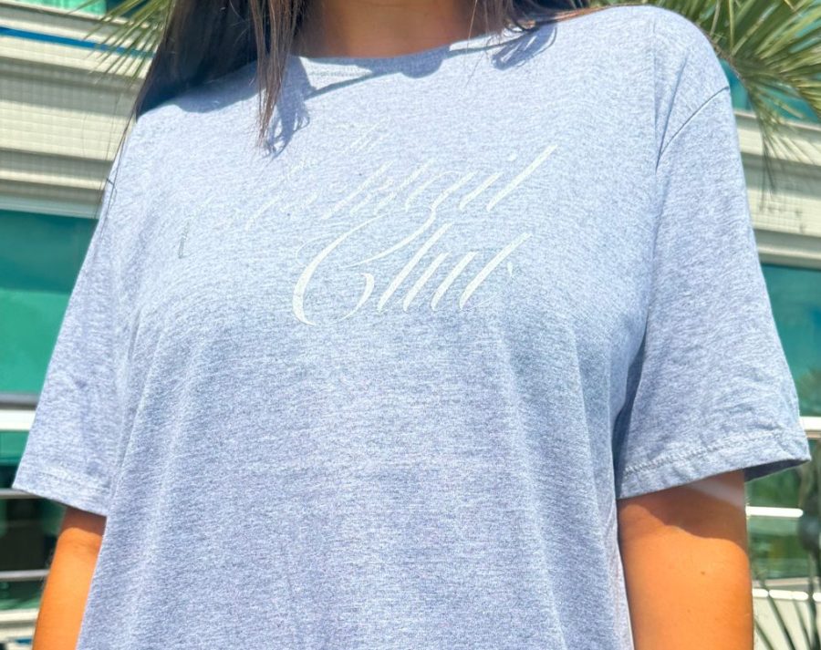 T-shirt feminina 100% Algodão Club dos cocktails Estampa diferenciada em metalizado prata seguindo mesma estampa em todas as variações de cores de peças, é a peça perfeita para um look estiloso, combina com jeans, alfaiataria, perfeito para o dia a dia. Monte Looks despojados e super confortáveis.