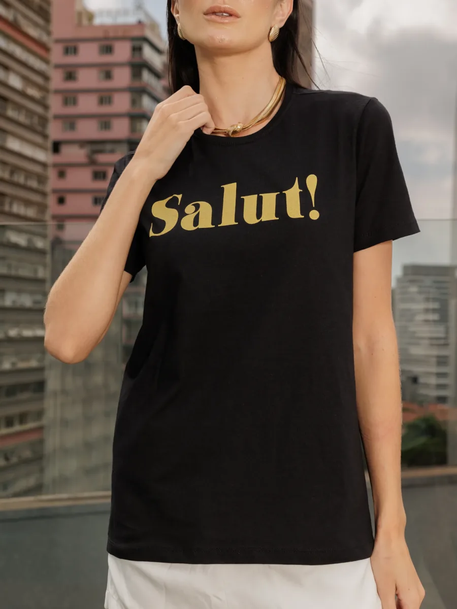 T-shirt feminina 100% Algodão Salut, estampa metalizada dourada em todas as variações de cores de peças, é a peça perfeita para usar com jeans, alfaiataria, saias e composições tendências.