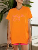 T-shirt feminina 100% Algodão CHILL VIBES ONLY, estampa rosa fluor em todas as variações de peças, é a peça perfeita para usar com jeans, alfaiataria, saias e peças de cintura alta.