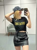 T-Shirt Feminina 100% Algodão, Estampa PISTACCHIO metalizado dourado, é a peça perfeita para um look estiloso, gringo, diferente, jovem, in, versátil, trend, combina com jeans, alfaiataria, perfeito para o dia a dia e despojado para usar à noite. Monte Looks despojados e super confortáveis.