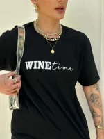 T-shirt feminina 100% Algodão Estampa Wine Time, estampa básica em todas as variações, estampa branca na peça: vermelho, esmeralda, cinza, mescla, esmeralda e laranja, estampa preta na peça: areia e branca, combina com jeans, alfaiataria, perfeito para o dia a dia.