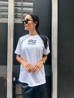 T-shirt feminina signos tendência oversized, barata e de qualidade perfeita para looks estilosos.