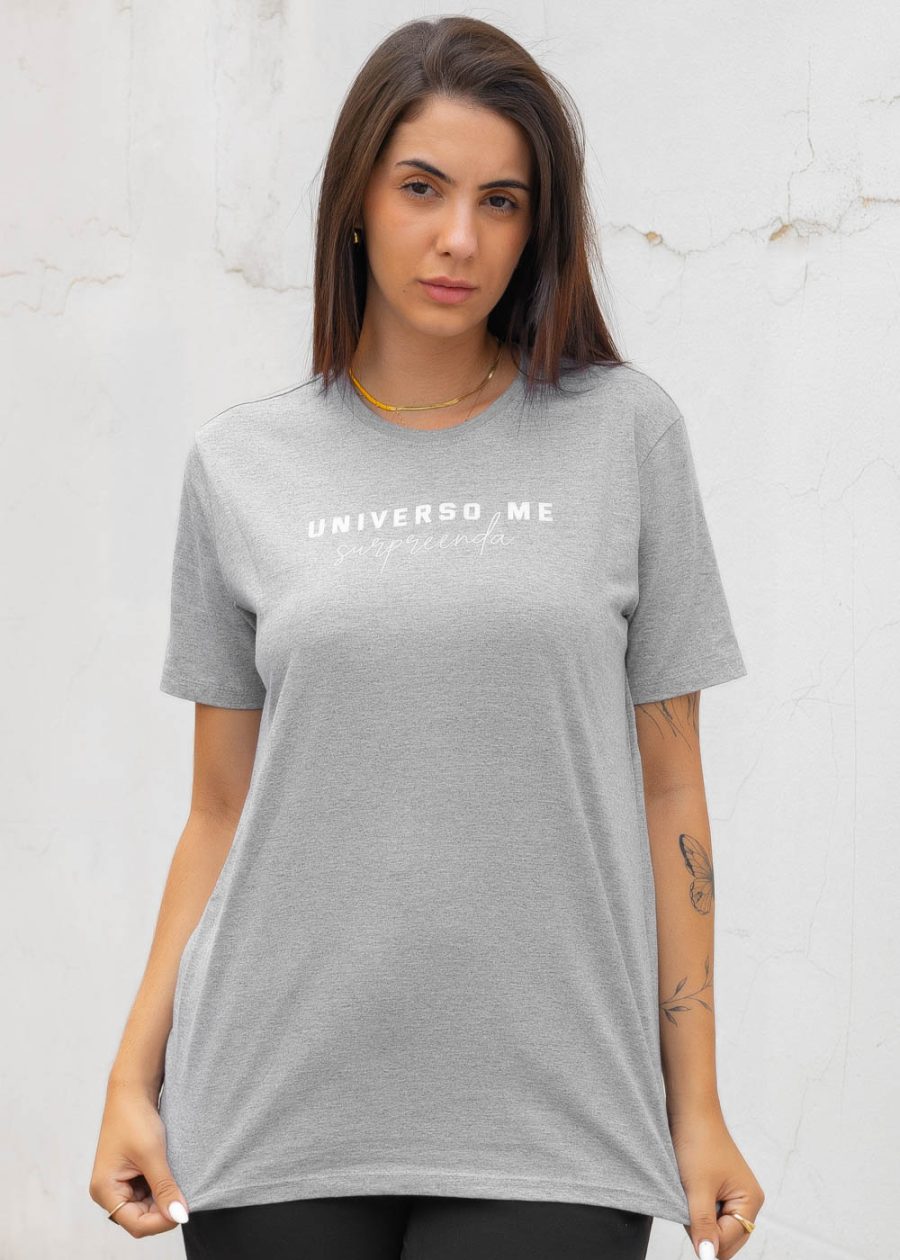 T-shirt Unissex 100% Algodão Cinza Estampa Universo me Surpreenda, Oversized é a peça perfeita para um look estiloso, gringo, diferente, jovem, in, versátil, trend, combina com jeans, alfaiataria, perfeito para o dia a dia e despojado para usar a noite. Monte Looks despojados e super confortáveis.